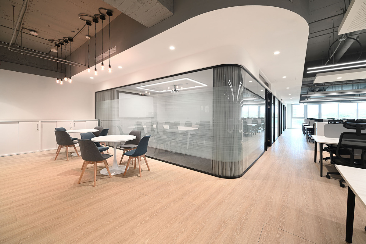 【2026 Office Space Trend Observation】Pantone年度色雲舞白:打造高質感、低壓與永續的職場體驗